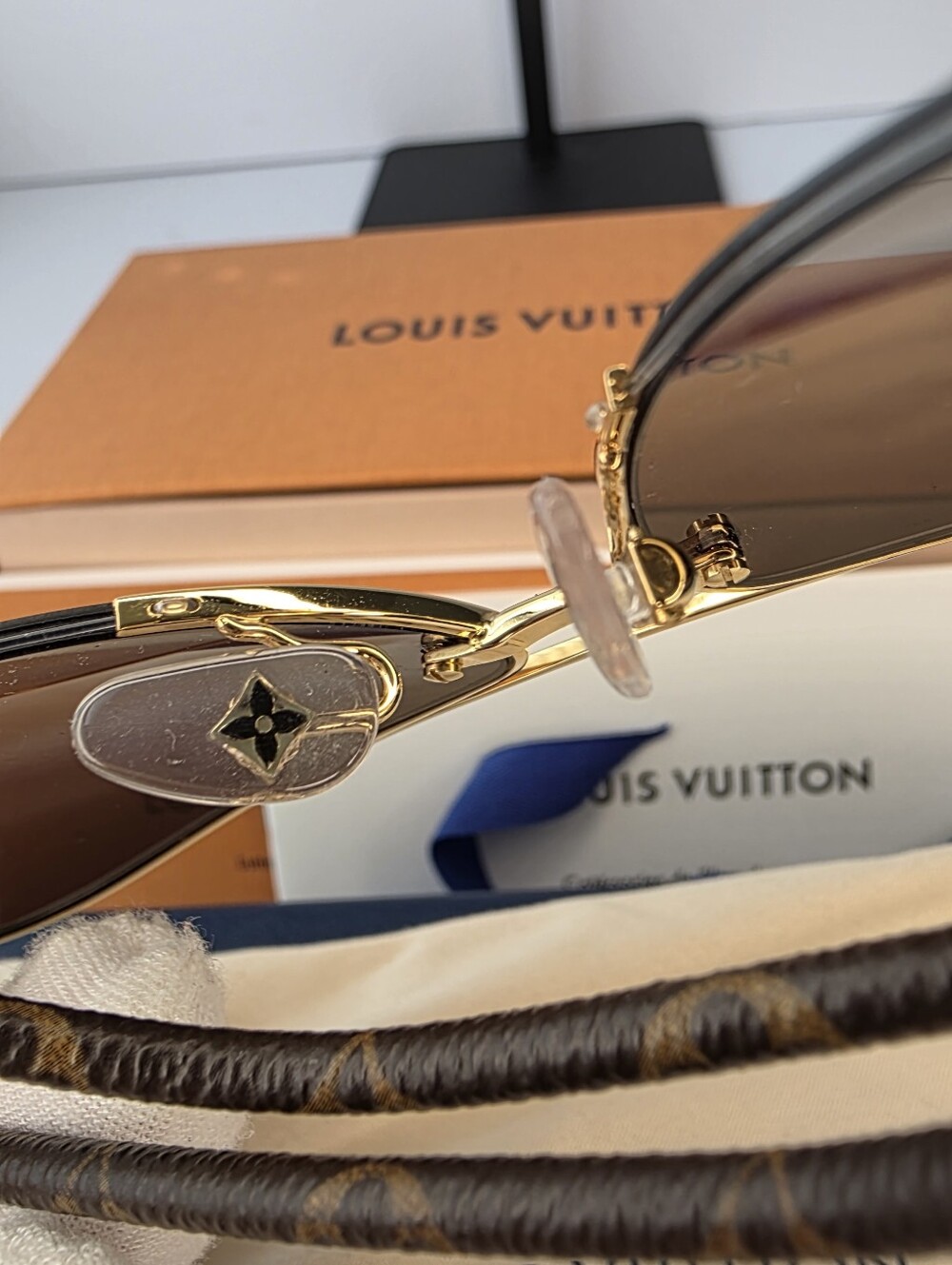 Louis Vuitton Monogram Petite Viola Pilote Aviator Sunglasses - Picture 3 of 16